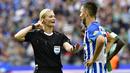 Bibiana Steinhaus memberikan penjelasan kepada pemain Hertha Berlin, Vedad Ibisevic pada lanjutan Bundesliga di Berlin, Jerman (10/9/2017). Laga tersebut merupakan debut Bibiana Steinhaus. (AFP/Tobias Schwarz)