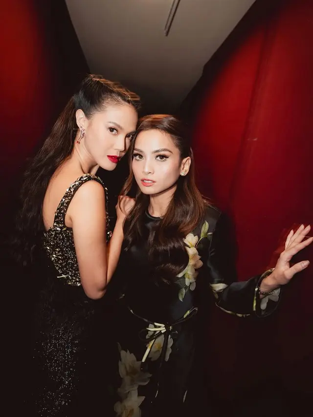 Adu Gaya Dark Stunning Dian Sastrowardoyo, Acha Septriasa, Hana Saraswati dan Della Dartyan di Premiere Film Qodrat 2