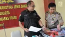 Direktur Tindak Pidana Narkoba Brigjen Eko Daniyanto mengamati barang bukti kasus peredaran narkotika jenis sabu, dalam jumpa pers di Rumah Sakit Polri, Selasa (13/6). Dari hasil operasi tersebut, petugas mengamankan 10 Kg Sabu (Liputan6.com/Yoppy Renato)