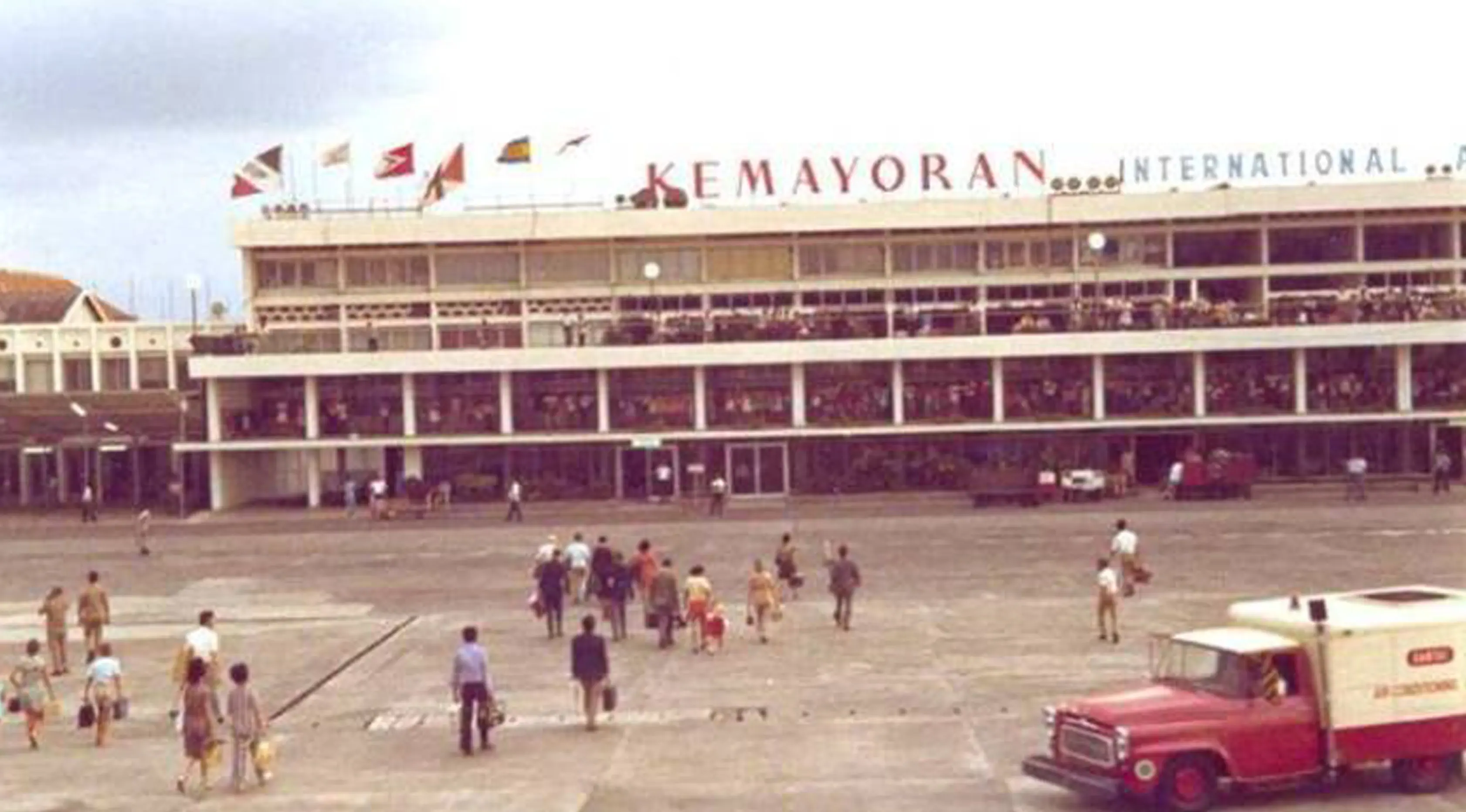 Bandar Udara Kemayoran saat masih berfungsi, bukan hanya melayani penerbangan penumpang tapi militer juga memakai bandara ini untuk aktifitas penerbangannya. (i2.wp.com)
