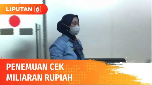 Petugas kebersihan di Bandara Soekarno Hatta Tangerang, Banten, menemukan dompet berisi cek sebesar Rp 35,9 miliar. Atas kejujurannya, penemu cek diganjar kenaikan pangkat menjadi supervisor petugas kebersihan.