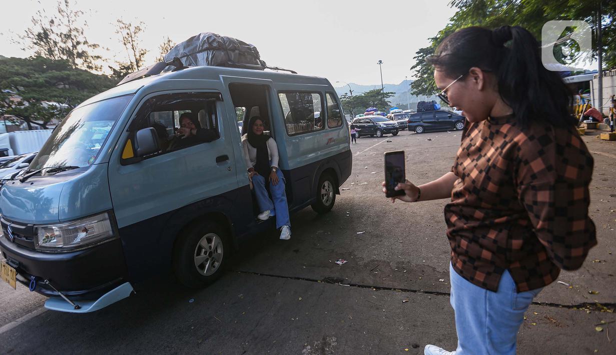 Ada pula yang memanfaatkan waktu tunggu dengan berfoto. (Liputan6.com/Angga Yuniar)