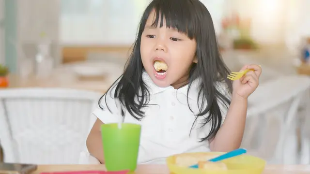 Anak makan dan tersedak