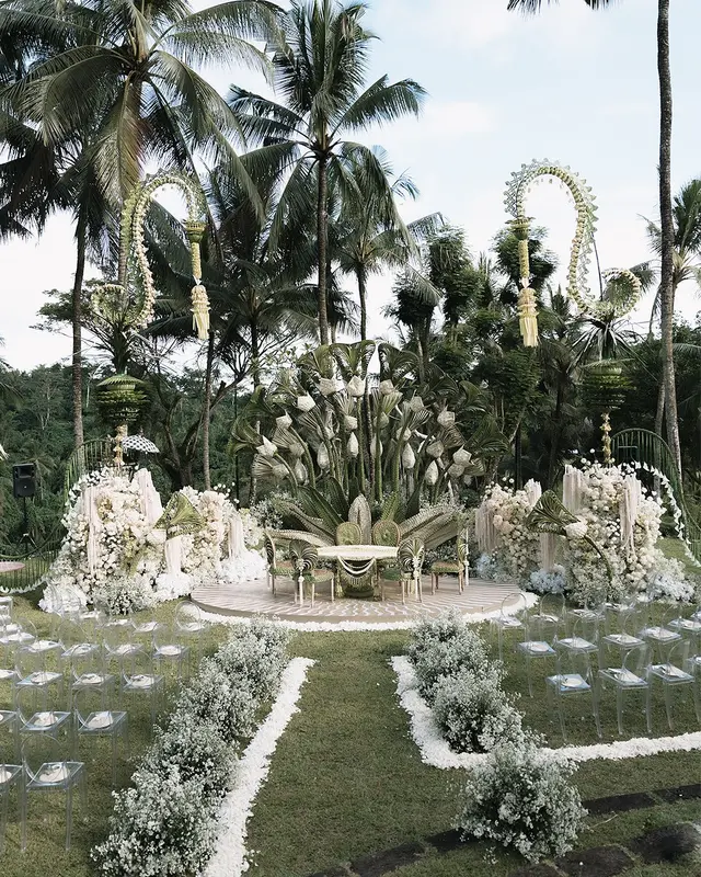 1. Pelaminan Tropical EtherealLuna-Maxime