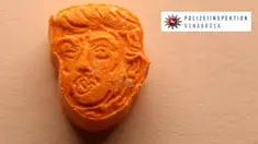 Gambar tak bertanggal memperlihatkan pil ekstasi berwarna wortel dengan bentuk wajah Presiden AS Donald Trump yang disita oleh kepolisian Jerman di kota Osnabruck. Nilai jual dari pil ekstasi ini diperkirakan sekitar Rp 613 juta (Police Osnabrueck via AP)