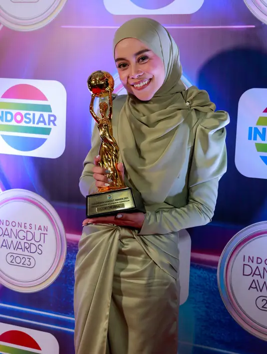 Istri Rizky Billar itu berhasil memboyong piala penghargaan. Diantaranya, kategori Penyanyi Dangdut Solo Wanita Terpopuler, Lagu Dangdut Terpopuler, Video Klip Dangdut Terpopuler, dan Social Media Darling. [Foto: Muhammad Akrom Sukarya/KapanLagi.com]