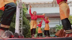 Salah satu peserta Tax Competition 2015 menunjukkan aksinya, Jakarta, Senin (23/11/2015). Kompetisi tersebut untuk memberikan edukasi tentang pajak dan budaya nusantara sejak dini (Liputan6.com/Angga Yuniar)