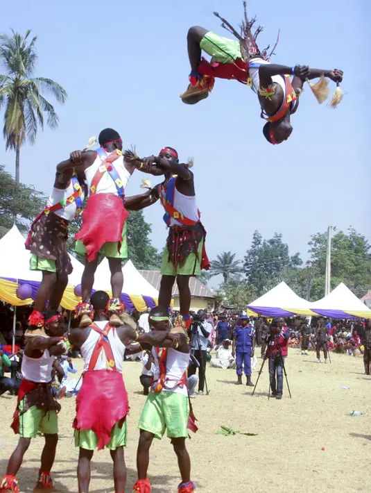 Sejumlah penari memperlihatkan tarian budaya Agban dari Kagoro saat parade tahun baru di Kaduna, Nigeria (1/1/2016). Sejumlah daerah di Nigeria ikut berpartisipasi meramaikan acara tersebut. (Reuters) 