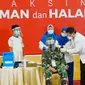 Danrem Wira Bima Bukit Barisan Brigjen TNI M Syech Ismed disuntik vaksin Covid-19. (Liputan6.com/M Syukur)
