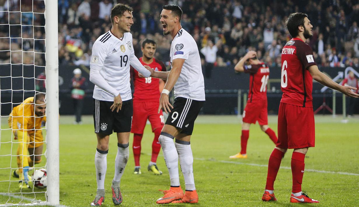 Striker Jerman, Sandro Wagner, melakukan selebrasi usai mencetak gol ke gawang Azerbaijan pada laga kualifikasi Piala Dunia di Stadion Fritz Walter, Minggu (8/10/2017). Jerman menang 5-1 atas Azerbaijan. (AP/Michael Probst)