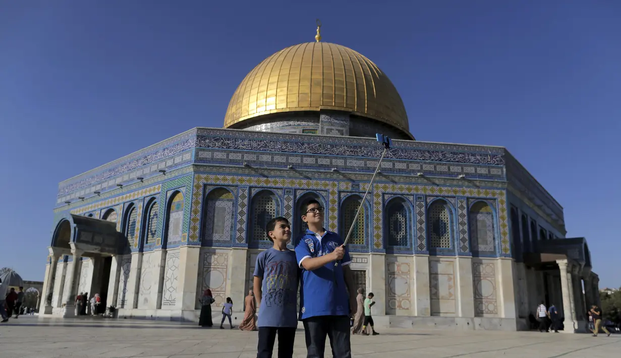 Muhamad Younis (kanan) berfoto selfie dengan saudaranya saat berkunjung ke kubah Ash-Shakhrah di area Masjid Al-Aqsa, Yerusalem, 29 Juni 2015. (REUTERS/Ammar Awad)