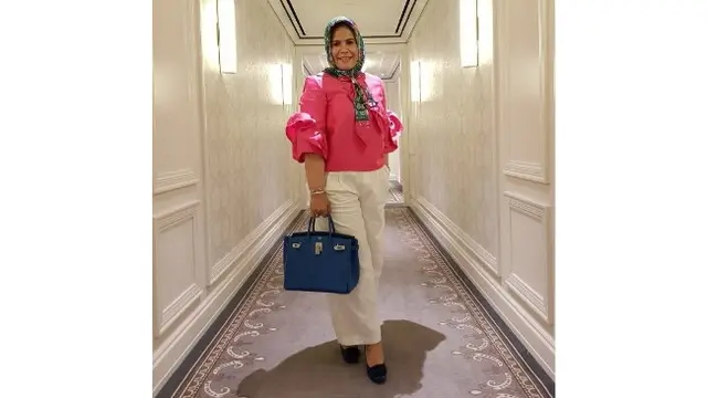 Unggahan istri Sekda Riau SF Hariyanto dengan outfit yang harganya diduga selangit.