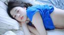 Publik Korea Selatan dihebohkan dengan foto Sulli yang terlihat bermalas-  malasan di tempat tidur. Ia tampil seksi dengan kaus warna biru, dirinya   sengaja memperlihatkan perutnya yang rata. (Foto: koreaboo.com)