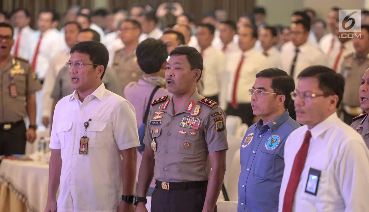 Kapolda Metro Jaya Irjen Idham Aziz saat menghadiri penghargaan anggota berprestasi, Jakarta, Selasa (8/8). Kapolda memberi penghargaan berupa promosi dan kesempatan menempuh pendidikan bagi jajaran yang bertugas di lapangan. (Liputan6.com/Faizal Fanani)