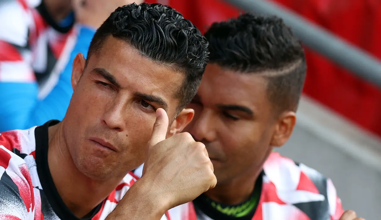 Gestur dari Cristiano Ronaldo yang duduk dibangku cadangan bersebelahan dengan Casemiro saat MU melawan Southampton. (AFP/Adrian Dennis)