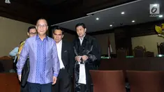 Terdakwa penerbitan SKL terhadap obligor BLBI, Syafruddin Arsyad Temenggung usai mengikuti sidang lanjutan di Pengadilan Tipikor, Jakarta, Kamis (31/5). Sidang mendengar putusan sela majelis hakim. (Liputan6.com/Helmi Fithriansyah)
