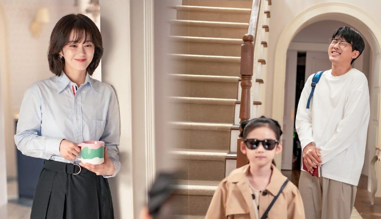 Dalam upaya untuk berdandan seperti ibunya yang penuh gaya, Heo Ah Rin mengenakan jas hujan dan kacamata hitam—dan orangtuanya tidak bisa menahan diri untuk tidak meleleh saat melihat putri mereka yang lucu. (Foto: TV Chosun)