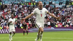 Pertandingan berjalan sengit dan seimbang. Inggris baru mencetak gol pertama di menit ke-75 lewat aksi Raheem Sterling dan Harry Kane menggandakannya di menit ke-86. Hasil ini mengantar Inggris ke babak perempat final. (Foto: AP/Pool/Andy Rain)