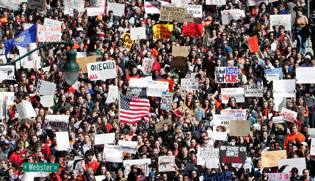 Ribuan siswa turun ke jalan menuju gedung Capitol saat melakukan aksi protes di Madison (14/3). Siswa dari seluruh negara bagian AS menggelar aksi menentang kekerasan senjata. (Steve Apps / Wisconsin State Journal via AP)