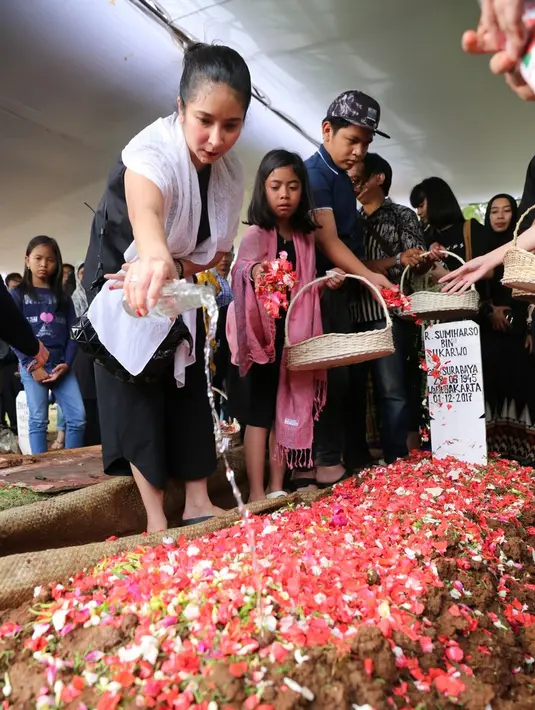 Setelah jenazah R. Sumiharso tak terlihat lagi dan hanya gundukan tanah merah serta papan nisan di ujungnya, bunga pun mulai ditaburkan. Novita Angie beserta sahabat dan keluarganya tentu ikut ikut menaburkannya. (Daniel Kampua/Bintang.com)
