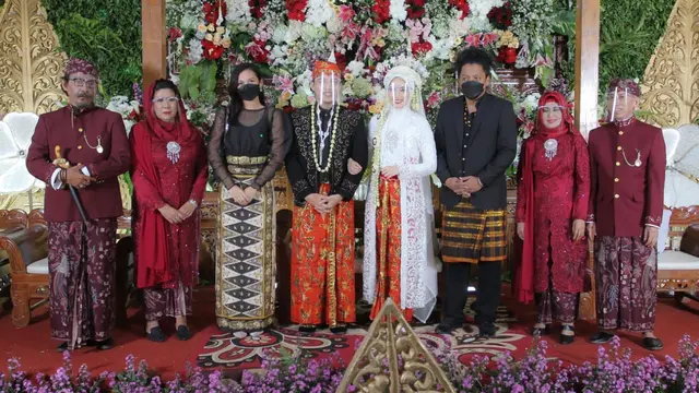 Serasi Saat Kondangan, Ini 7 Potret Indah Permatasari dan Arie Kriting