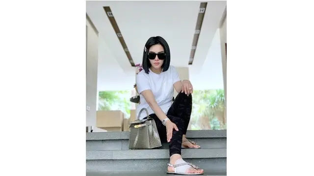 Sering Tampil Glamor, Ini 7 Potret Syahrini Dengan Penampilan Kasual
