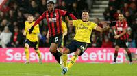 Pemain Arsenal Pierre-Emerick Aubameyang (benar) dilanggar oleh pemain Bournemouth Jefferson Lerma pada pertandingan Liga Inggris di Stadion Vitality, Bournemouth, Inggris, Kamis (26/12/2019). Pertandingan berakhir dengan skor 1-1. (Mark Kerton/PA via AP)