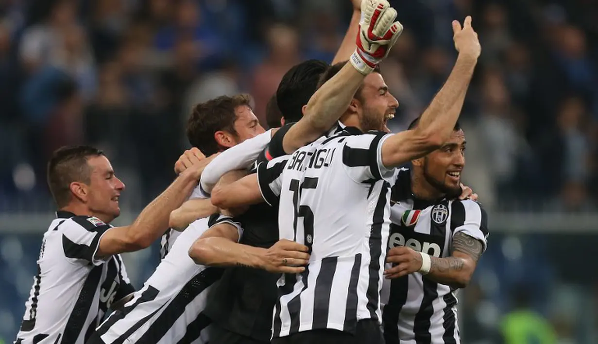 Para pemain Juventus girang mampu merengkuh gelar Liga Serie A Italia. (AFP PHOTO / MARCO BERTORELLO)