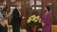 Presiden ke-5 RI Megawati Soekarnoputri menerima Bintang Jasa Negara untuk Persahabatan (State Order of Friendship) dari Republik Federasi Rusia. (Foto: istimewa)