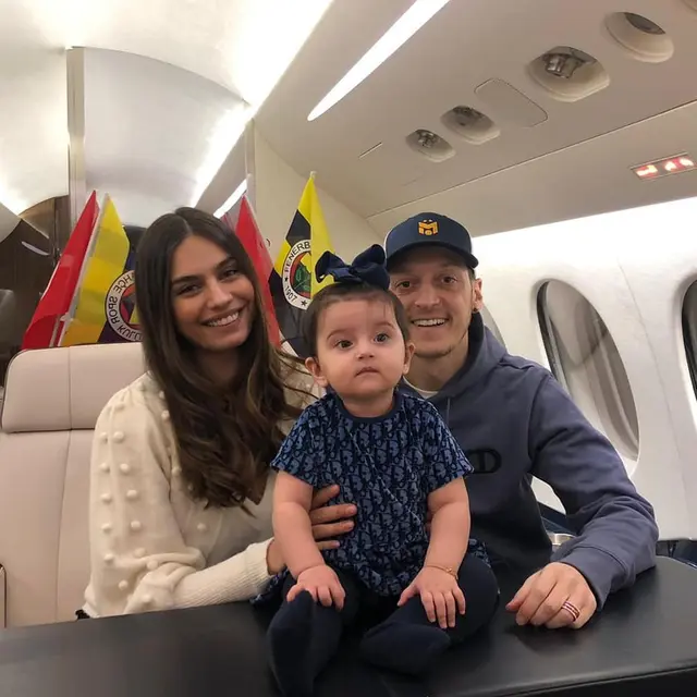6 Potret Mesut Ozil Bareng Keluarga, Calon Pemain RANS Cilegon FC