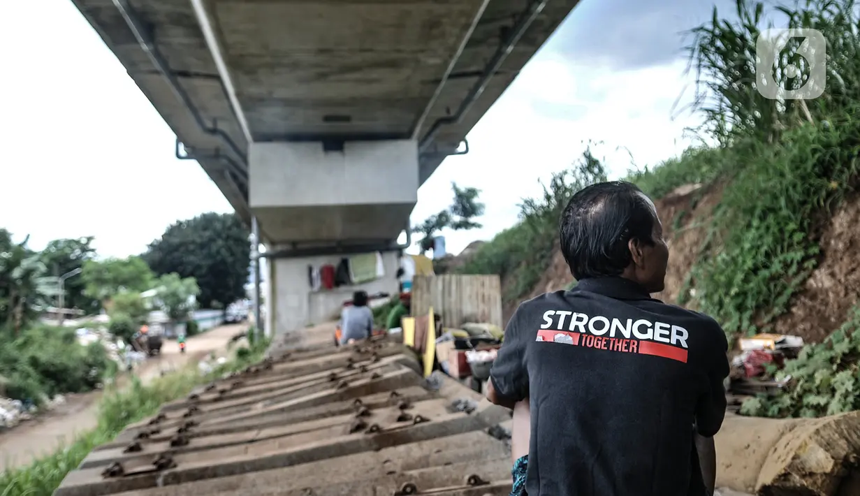 Aktivitas tunawisma yang menetap di kolong rel dwi ganda atau double-double track (DDT), kawasan Manggarai, Jakarta, Kamis (7/1/2021). Mereka yang terpaksa berprofesi sebagai pemulung memilih tinggal di sana akibat ketimpangan sosial yang semakin tinggi di Ibu Kota. (merdeka.com/Iqbal S. Nugroho)