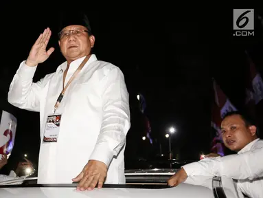 Calon Presiden Prabowo Subianto menyapa pendukungnya di sepanjang jalan Imam Bonjol usai pengambilan nomor urut di Gedung KPU Jakarta, Jumat (21/9). Pasangan Prabowo-Sandi mendapat nomor urut 2. (Liputan6.com/Fery Pradolo)