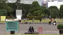 Wistawan beraktivias di kawasan Monumen Nasional (Monas), Jakarta, Sabtu (19/5). Kawasan wisata yang menjadi simbol ibukota tersebut menjadi salah satu lokasi warga untuk “ngabuburit” atau menunggu waktu berbuka puasa. (Liputan6.com/Immanuel Antonius)