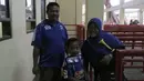 Aremania yang terdiri dari satu keluarga kecil, datang mendukung Arema di Gianyar. (Bola.com/Erwin Fitriansyah)