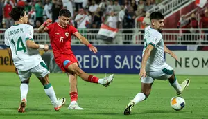 Pemain Timnas Indonesia U-23, Ivar Jenner (tengah) melepaskan tendangan di antara dua pemain Irak U-23 yang menghasilkan gol ke gawang Irak pada laga perebutan tempat ketiga Piala Asia U-23 2024 di Abdullah bin Khalifa Stadium, Doha, Qatar, Kamis (2/5/2024). (AFP/Karim Jaafar)