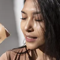 Tren kecantikan dari media sosial selalu berhasil mencuri perhatian, termasuk teknik makeup terbaru yang dikenal dengan istilah cloud skin. (foto/dok: freepik)