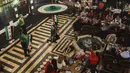 Tarian ini merupakan meditasi aktif secara fisik dari tradisi Sufi (tarekat Mevlevi) yang berasal dari Persia/Turki. Tampak dalam foto, para darwis berputar menampilkan tarian Sufi di sebuah restoran selama pertunjukan yang diadakan setelah berbuka puasa selama bulan suci Ramadan 1447 Hijriah, di distrik bersejarah Damaskus, Suriah, Minggu 22 Februari 2026. (AP Photo/Ghaith Alsayed)