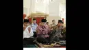 Usai berbuka, dua pasangan Capres-cawapres yang sedang 'bertempur' itu berdoa dan beramah tamah dengan presiden (Liputan6.com/Manuel Irwanputra)