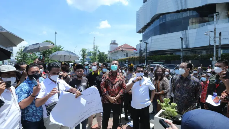 Kepala Staf Kepresidenan Moeldoko menemui massa aksi Kamisan yang memenuhi Taman Signature Kota Semarang Jawa Tengah, Kamis (18/11/2021).