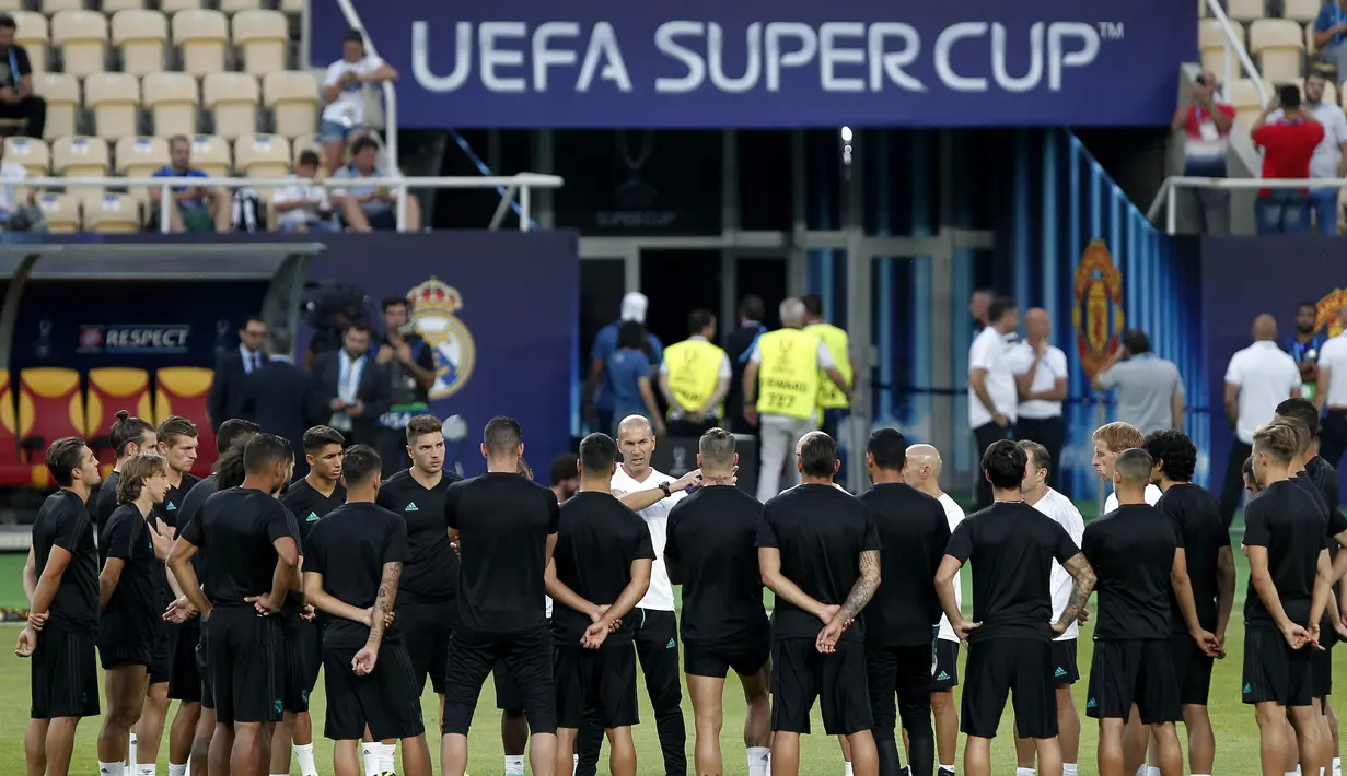 Pelatih Real Madrid, Zinedine Zidane, memberikan instruksi saat latihan jelang laga Piala Super Eropa di Stadion National Arena Filip II, Skpje, Senin (7/8/2017). Real Madrid akan bertanding melawan Manchester United. (AP/Boris Grdanoski)