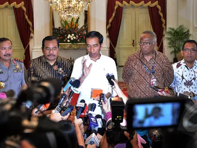 Presiden Joko Widodo (tengah) memberikan keterangan pers usai menggelar pertemuan dengan pimpinan tiga lembaga hukum, Istana Merdeka, Jakarta, Rabu (25/2/2015). (Liputan6.com/Faizal Fanani)