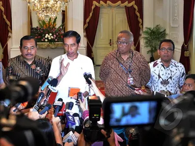 Presiden Joko Widodo (tengah) memberikan keterangan pers usai menggelar pertemuan dengan pimpinan tiga lembaga hukum, Istana Merdeka, Jakarta, Rabu (25/2/2015). (Liputan6.com/Faizal Fanani)