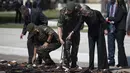 Presiden Mahkamah Agung Carmen Lucia melihat sejumlah senjata hasil sitaan yang dihancurkan di Rio de Janeiro, Brasil, Rabu (20/12). (AP Photo/Leo Correa)