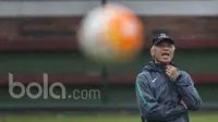 Direktur Teknik PSSI, Danurwindo, memberikan instruksi saat proses seleksi Timnas Indonesia U-22 di Lapangan SPH Karawaci, Banten, Selasa (21/2/2017).(Bola.com/Vitalis Yogi Trisna)