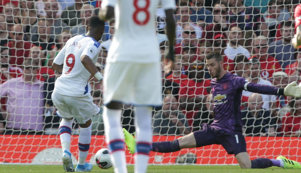 Proses terjadinya gol yang dicetak striker Crystal Palace, Jordan Ayew, ke gawang Manchester United pada laga Premier League di Stadion Old Trafford, Manchester, Sabtu (24/8). MU kalah 1-2 dari Palace. (AFP/Lindsey Parnaby)