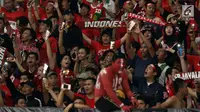 Suporter tim Garuda membentangkan syal saat menyaksikan laga Timnas Indonesia melawan Timor Leste pada penyisihan grup B Piala AFF 2018 di Stadion GBK, Jakarta, Selasa (13/11). Indonesia unggul 3-1. (Liputan6.com/Helmi Fithriansyah)