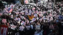 Ribuan orang yang tergabung dalam pendukung Presiden Korea Selatan, Yoon Suk-Yeol melakukan aksi unjuk rasa di daerah Gwanghwamun, Seoul, Korea Selatan, Sabtu (4/1/2025). (Philip FONG/AFP)