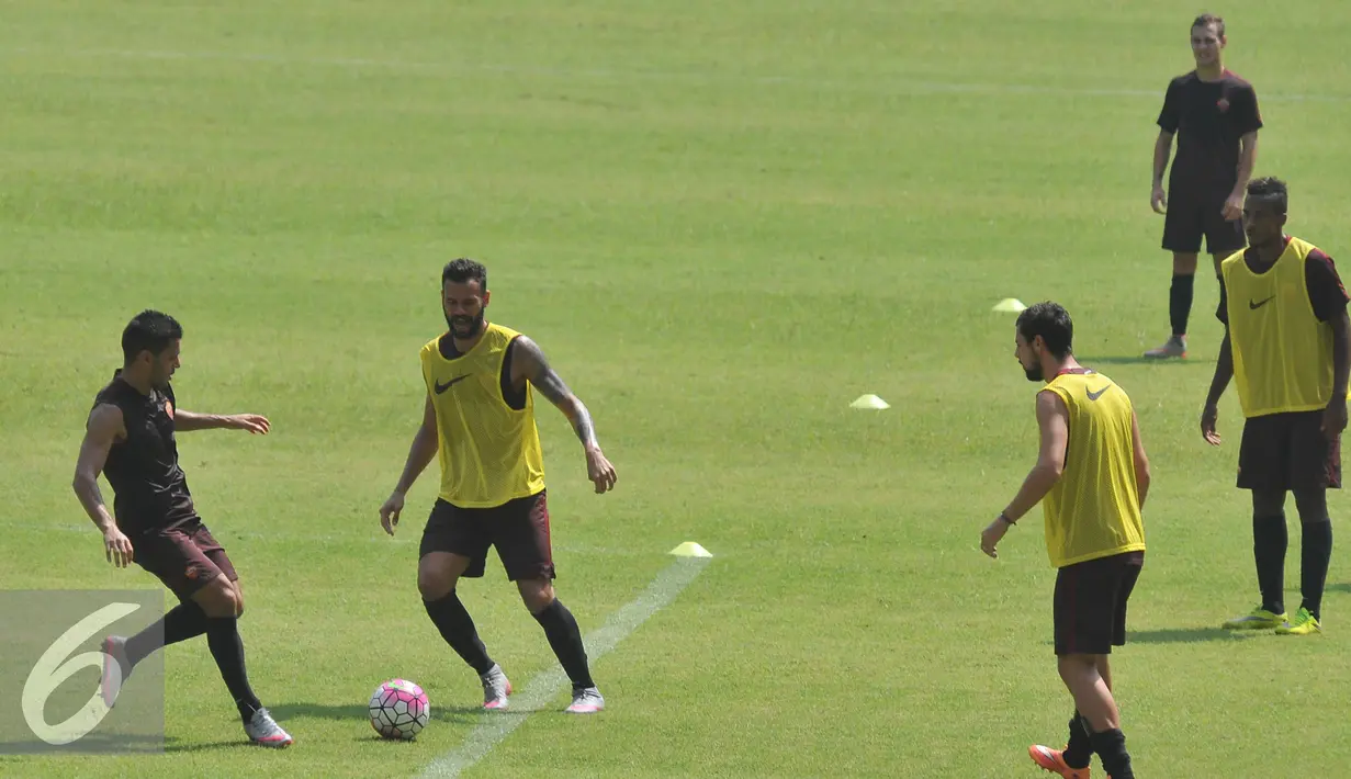 Para pemain AS Roma terlihat serius berlatih jelang bertanding di Gelora Bung Karno (GBK), Jakarta, Sabtu (25/7/15). Tim berjuluk Giallorossi akan menggelar pertandingan intern antara skuadnya. (Liputan6.com/Herman Zakharia)