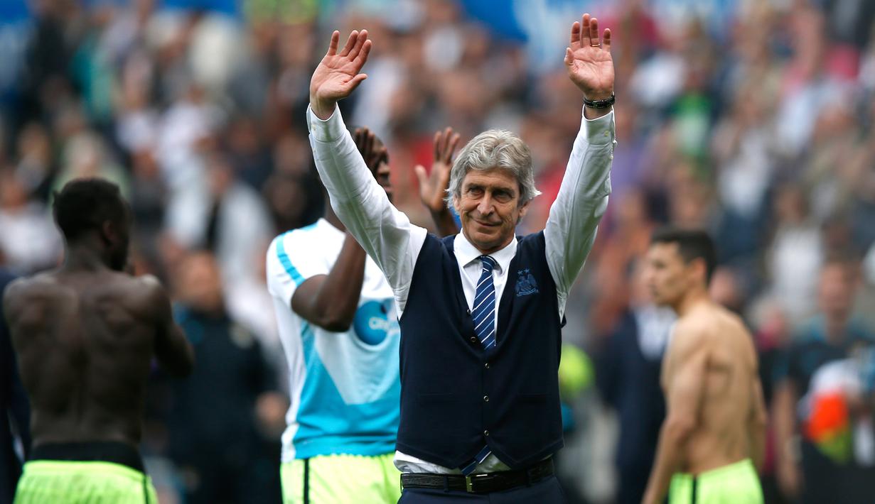 Pelatih Manchester City, Manuel Pellegrini menyapa para suporter usai pertandingan di Stadion Liberty, Inggris (15/5). Pellegrini sukses mengantarkan Manchester City ke posisi empat dan merebut tiket liga Champions. (Reuters / Peter Cziborra)