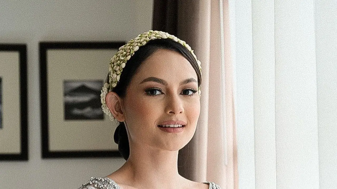 8 Gaya Clara Bernadeth Penuh Pesona Kenakan Kebaya dan Kain Nusantara